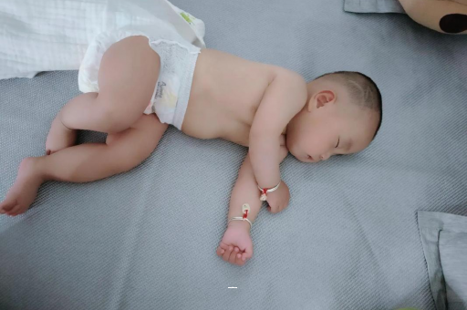 河源宝宝脚心出汗怎么回事